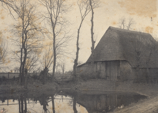 Die Holzscheune am Teich